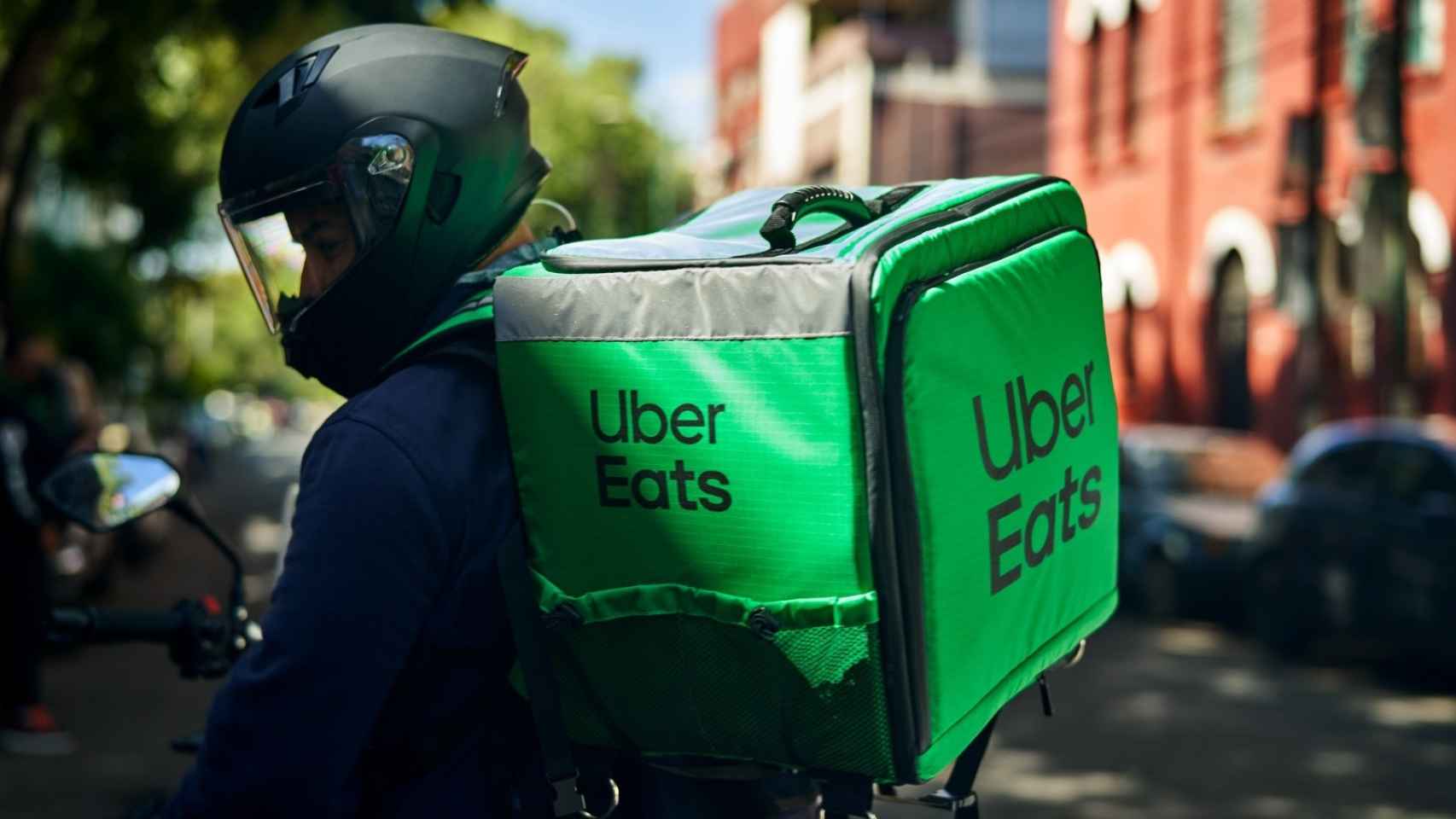 Un repartidor de Uber Eats en moto