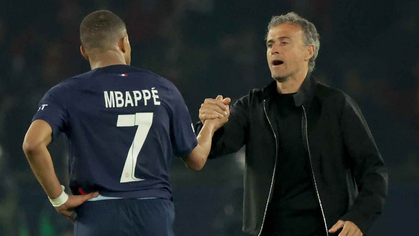 Luis Enrique saluda a Kylian Mbappé tras la eliminación del PSG en Champions