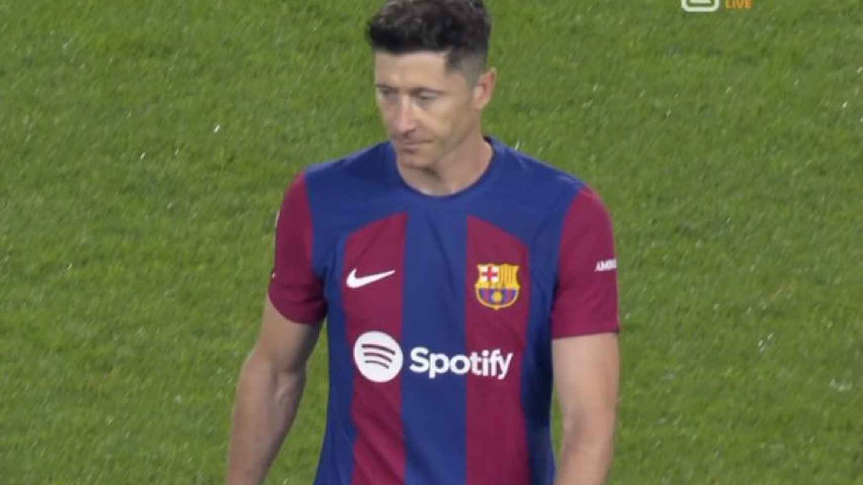 Robert Lewandowski se marcha sustituido con cara de pocos amigos en el Barça-Real Sociedad