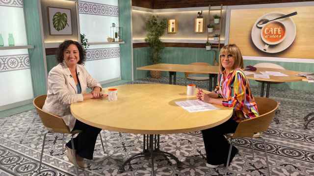 Alícia Romero y la periodista Gemma Nierga en el plató del programa 'Cafè d'Idees' de RTVE