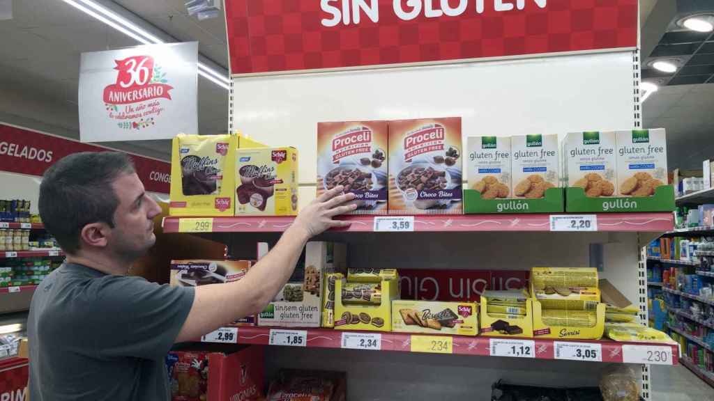 Una persona comprando productos sin gluten en un supermercado