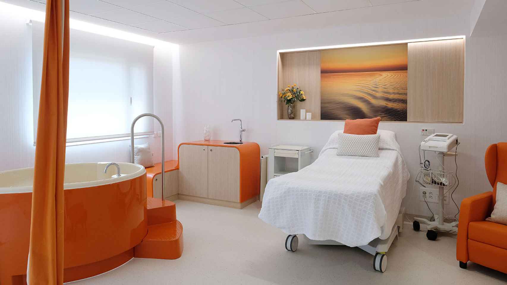 Bañera en una de las nuevas salas de parto del Hospital HM Nou Delfos de Barcelona