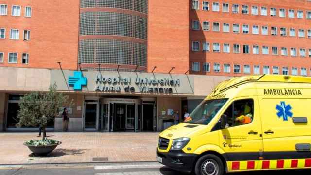 Imagen de una ambulancia ante el Hospital Arnau de Vilanova de Lleida
