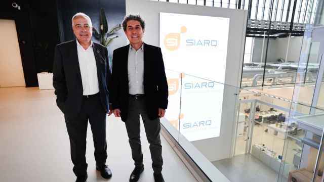 De izquierda a derecha: Pere Navarro, delegado especial del Estado en el CZFB, y Alessandro Caviasca, CEO y socio fundador de SIARQ