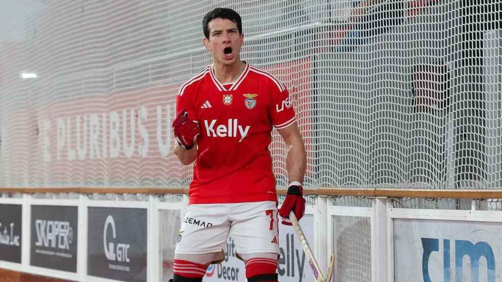 Pablo Álvarez celebar un gol con el Benfica de hockey