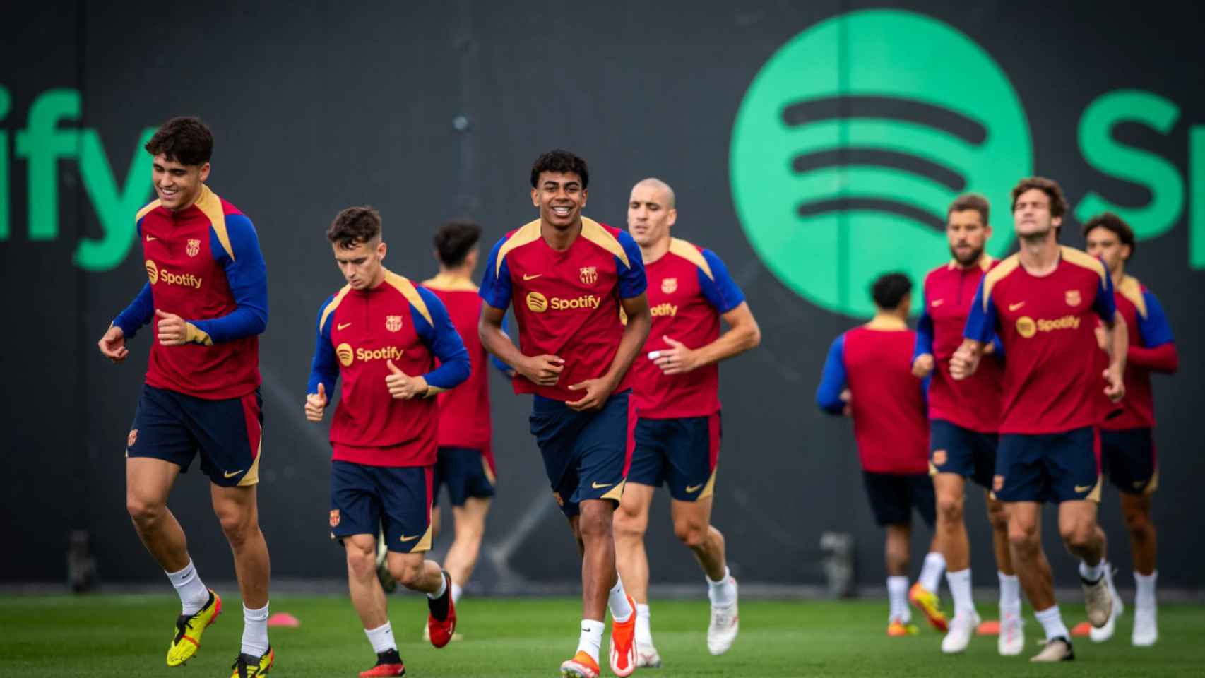 Pau Cubarsí y Lamine Yamal sonríen en el entrenamiento previo al Almería-Barça