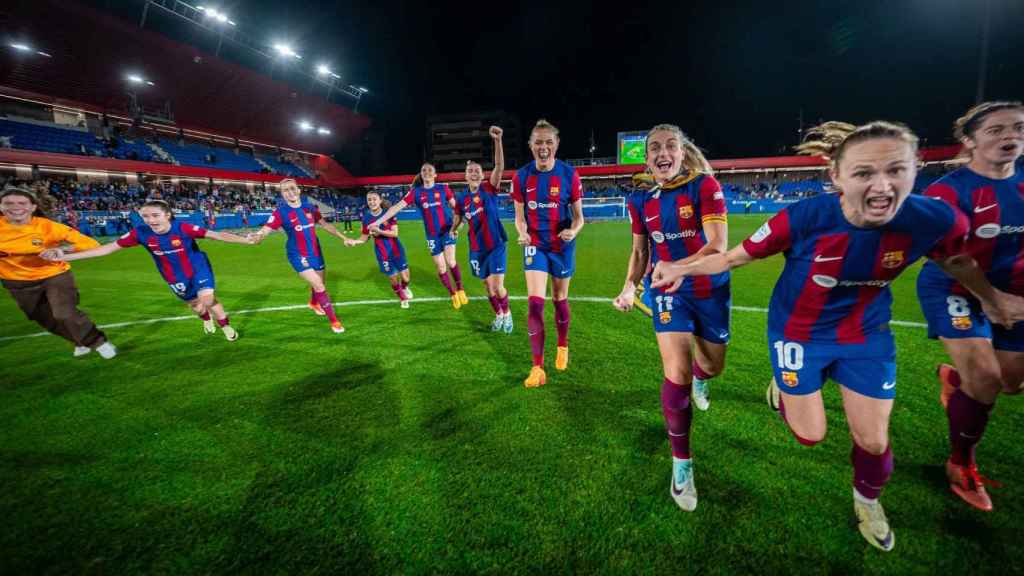 Las jugadoras del Barça Femenino celebran la Liga F en el Estadi Johan Cruyff