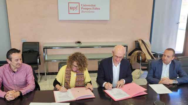 Los firmantes del convenio (de izquierda a derecha): Josep Maria Raya (Director de la cátedra APCE-UPF), Laia de Nadal (rectora de la UPF), Eduard Brull (vicepresidente de APCE Cataluña) y Marc Torrent, (director general de APCE Cataluña)