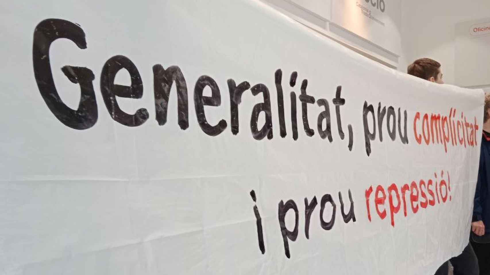 Pancarta usada durante la manifestación en las oficinas de Acció