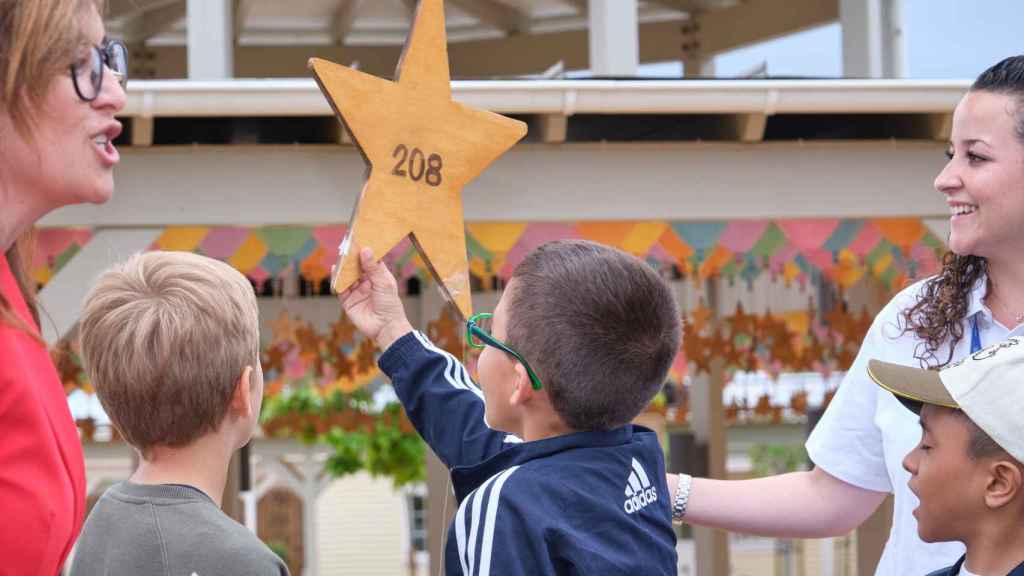 Niño girando la estrella de PortAventura Dreams Village en la inauguración