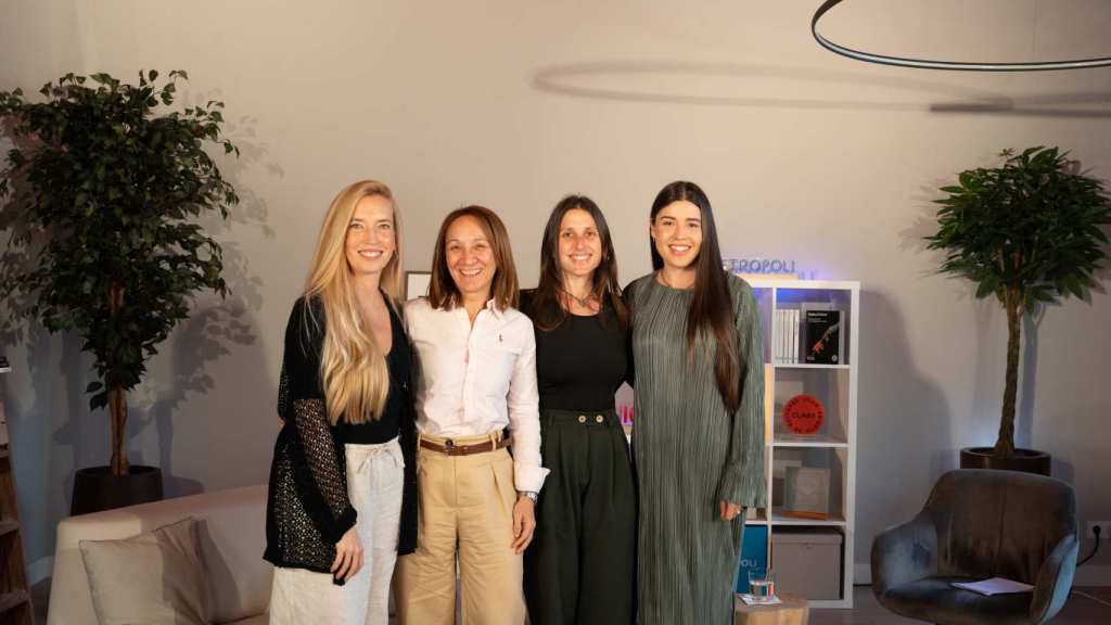 La doctora Marta Colodrón, ginecóloga experta en reproducción asistida en Barcelona IVF; Anna Bassols, fundadora del festival Endofest, y Yasmina Hersan, representante de la ADAEC junto a Elena Garrido, jefa de redaccíon de Metrópoli