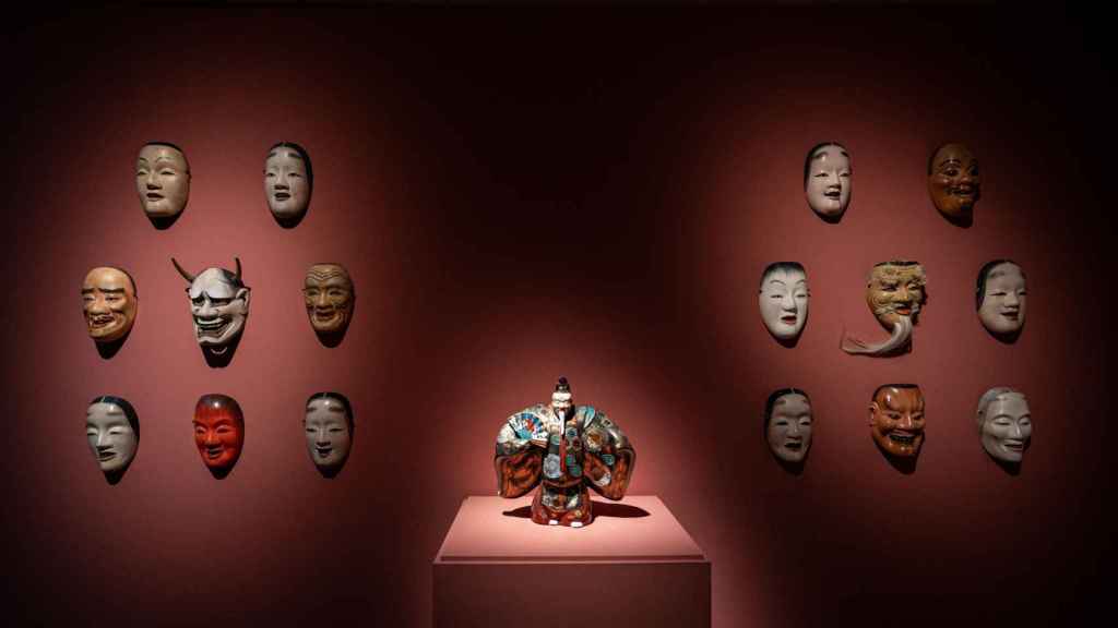 Colección de máscaras en la exposIción 'Geisha/Samurái' del Palau Martorell