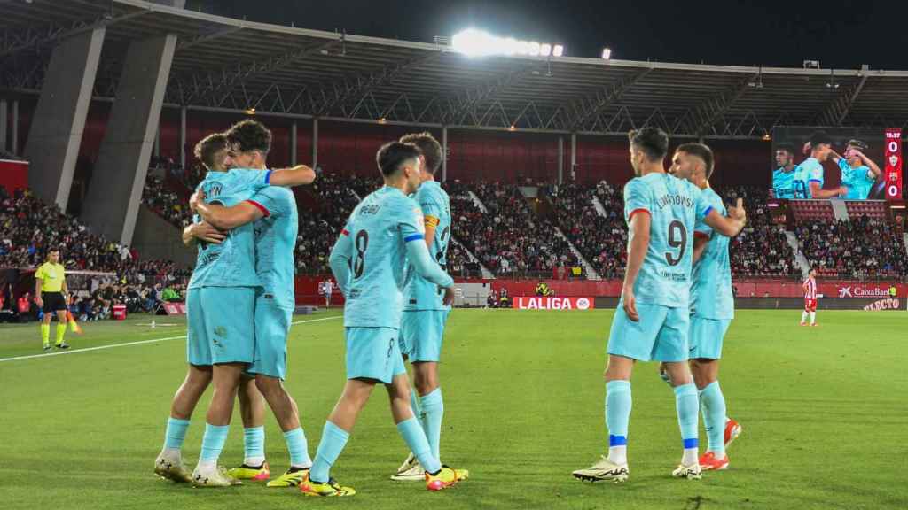 Los jugadores del Barça felicitan a Fermín López tras su doblete al Almería