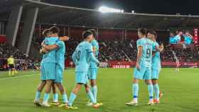 Los jugadores del Barça felicitan a Fermín López tras su doblete al Almería