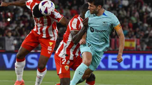 Sergi Roberto disputa un balón con Roberto Langa en el Almería-Barça