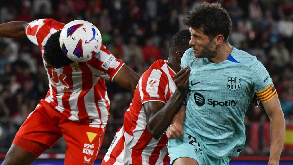 Sergi Roberto disputa un balón con Roberto Langa en el Almería-Barça