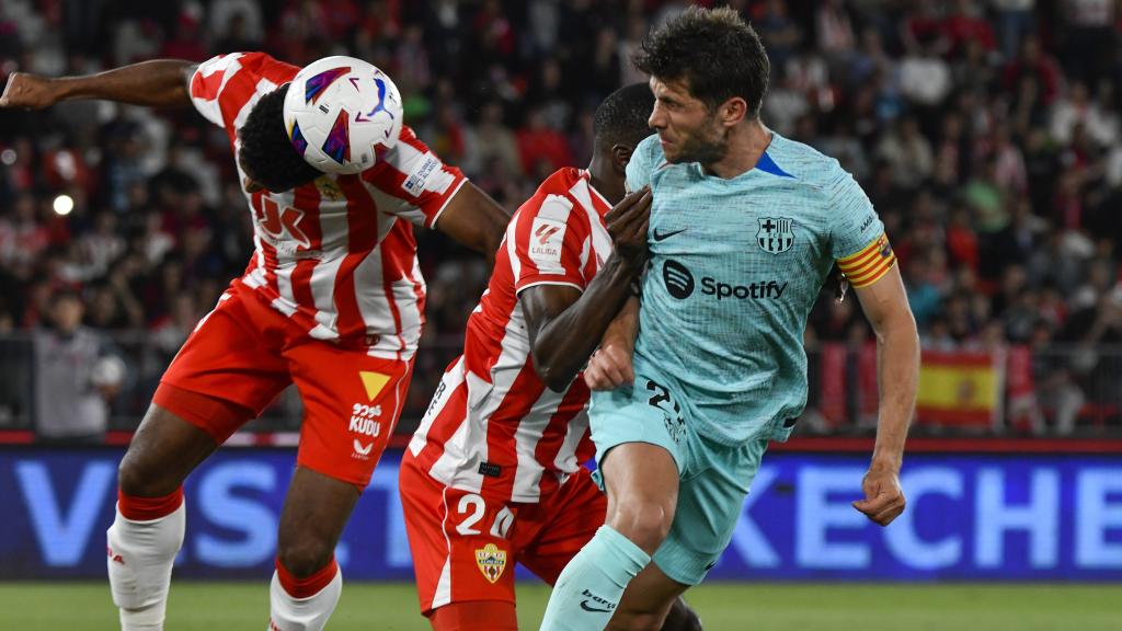 Sergi Roberto disputa un balón con Roberto Langa en el Almería-Barça