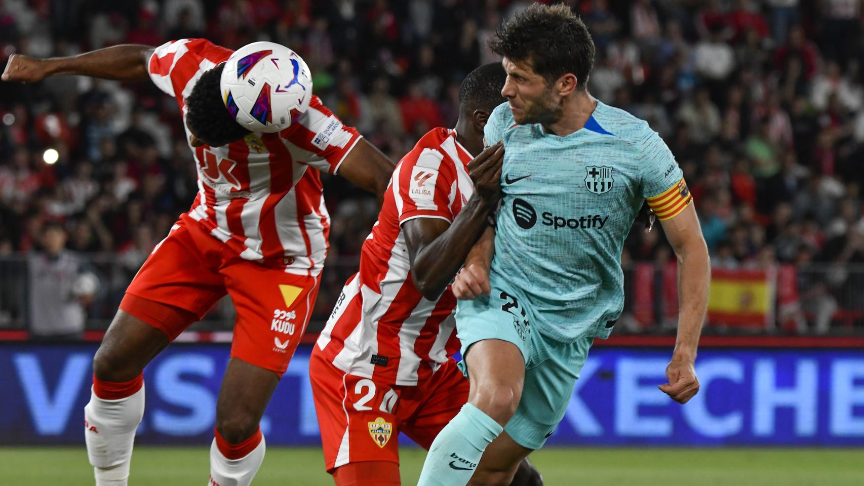 Sergi Roberto disputa un balón con Roberto Langa en el Almería-Barça