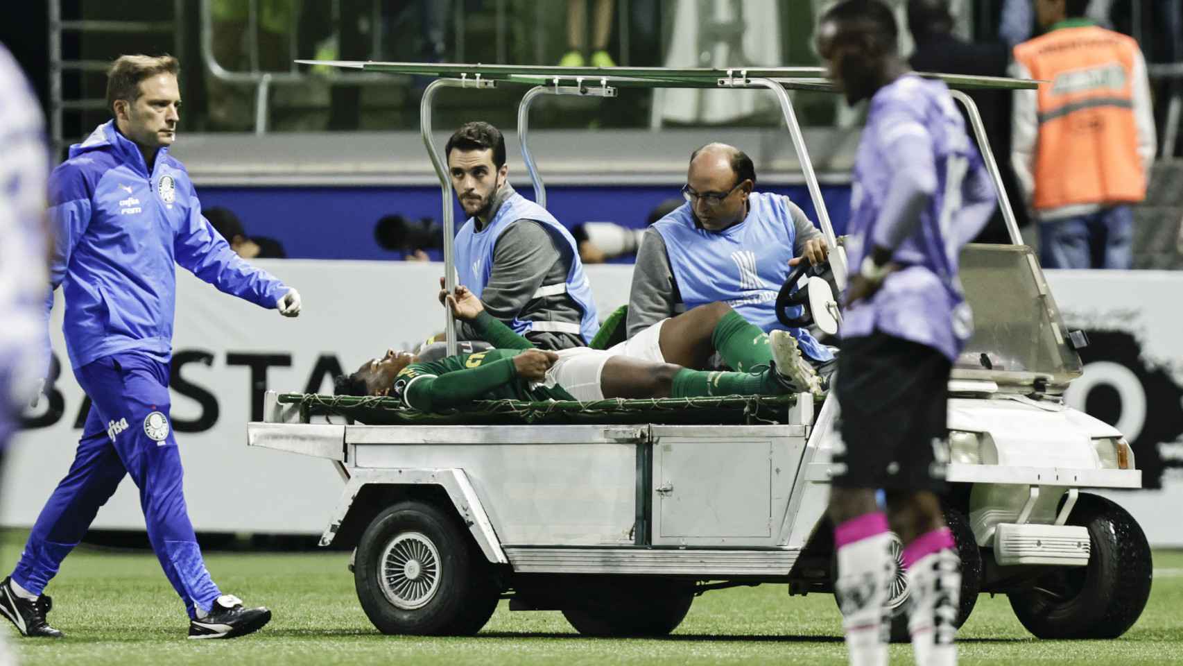 Endrick, estrella fichada por el Real Madrid, sale en camilla tras una lesion con el Palmeiras
