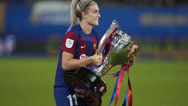 Alexia Putellas alza sonriente el título de Liga F 2023-24