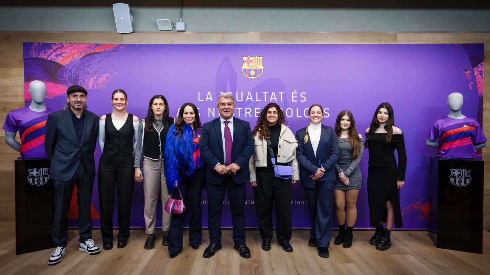 El presidente del Barça, Joan Laporta, y el directivo de las secciones amateurs, Miquel Camps, con representantes de los equipos femeninos