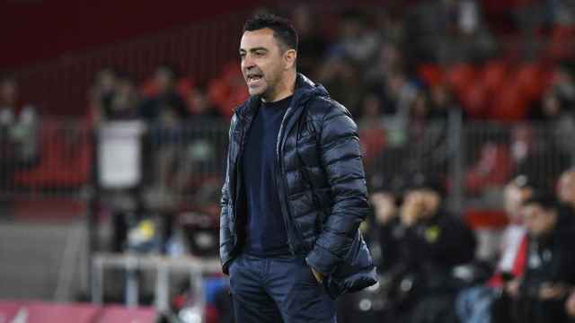 Xavi Hernández dirige a los jugadores del Barça contra el Almería