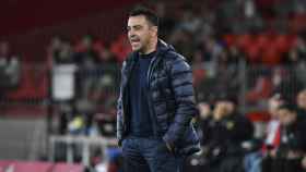 Xavi Hernández dirige a los jugadores del Barça contra el Almería