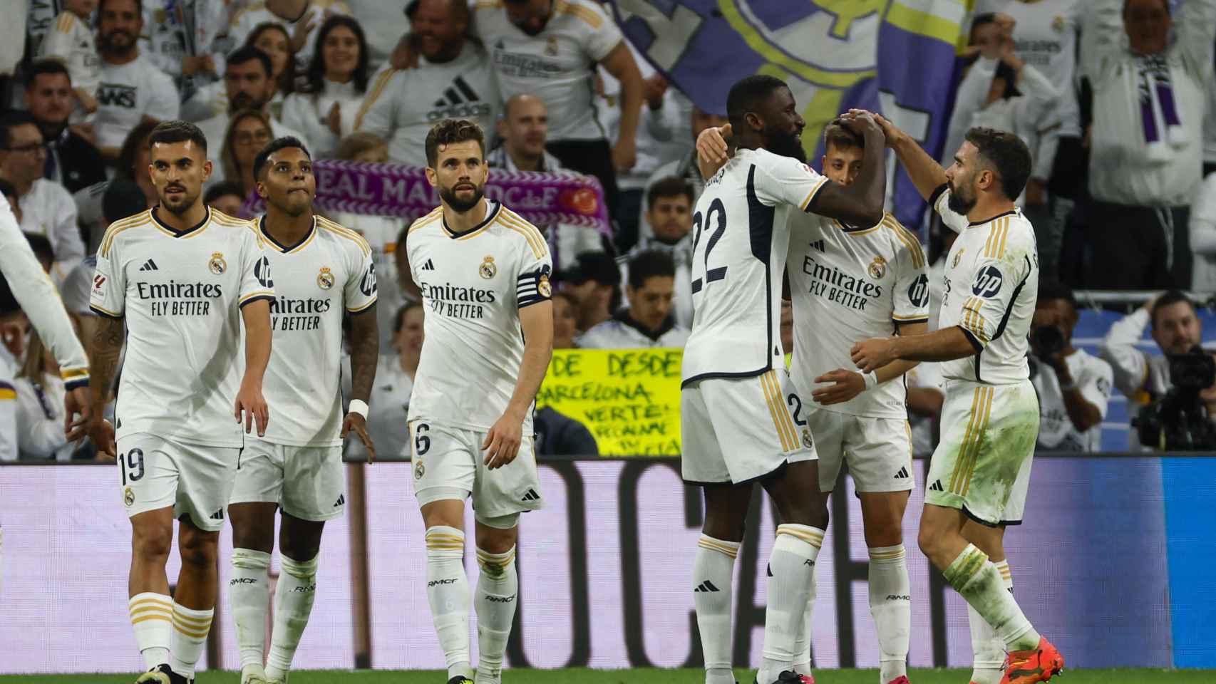 Los futbolistas del Real Madrid celebran el triunfo contra el Alavés