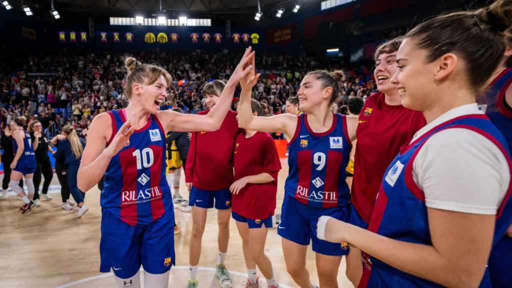 Las jugadoras del Barça femenino de basket se felicitan por la permanencia