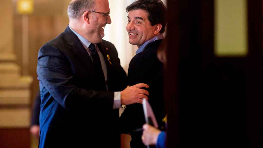 El 'exconseller' de ERC Sergi Sabrià, con Eduard Pujol (Junts) en el Parlament