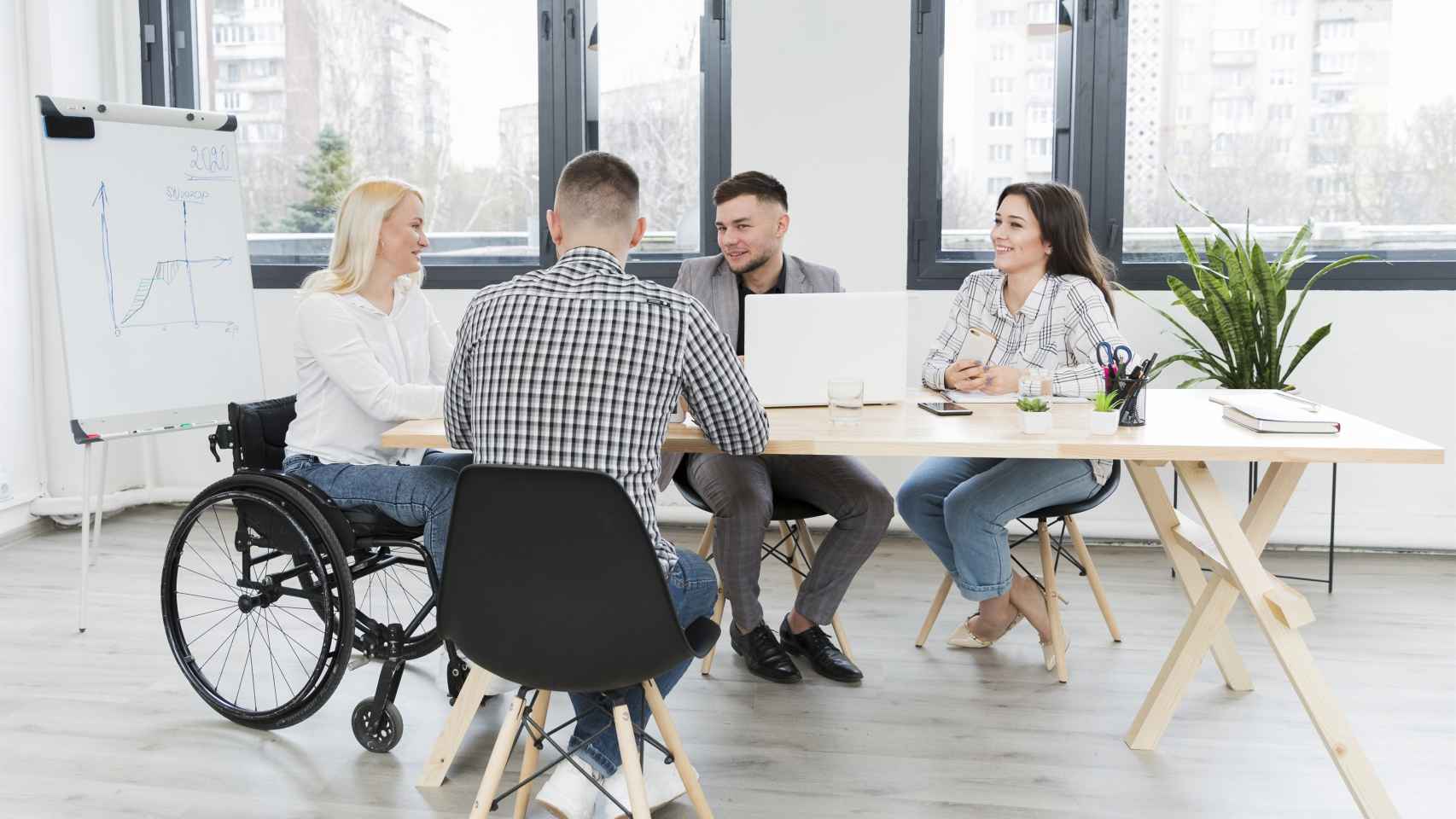 Una persona con discapacidad, con sus compañeros en una oficina