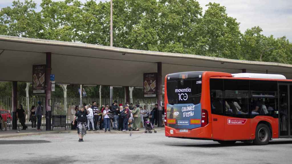 Varias personas en la estación de autobuses 'Fabra i Puig' por la avería de Rodalies
