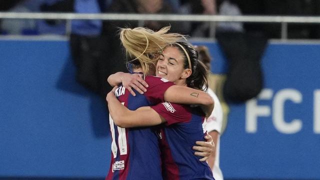 Aitana Bonmatí y Alexia Putellas celebrando un gol juntas