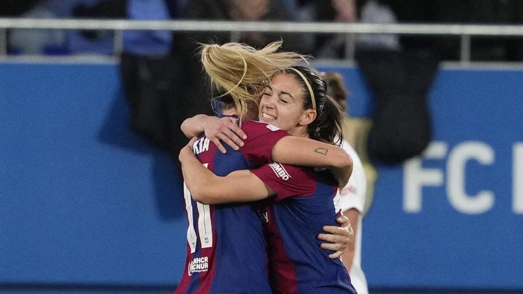Aitana Bonmatí y Alexia Putellas celebrando un gol juntas