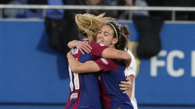 Aitana Bonmatí y Alexia Putellas celebrando un gol juntas