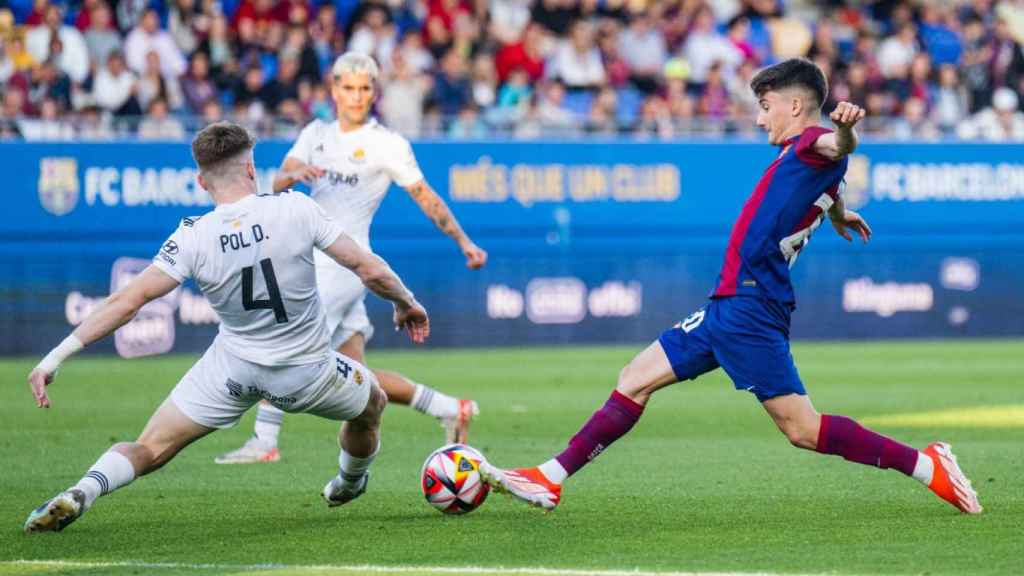 Unai Hernández disputa el balón con Pol en el Barça-Nàstic de Primera RFEF