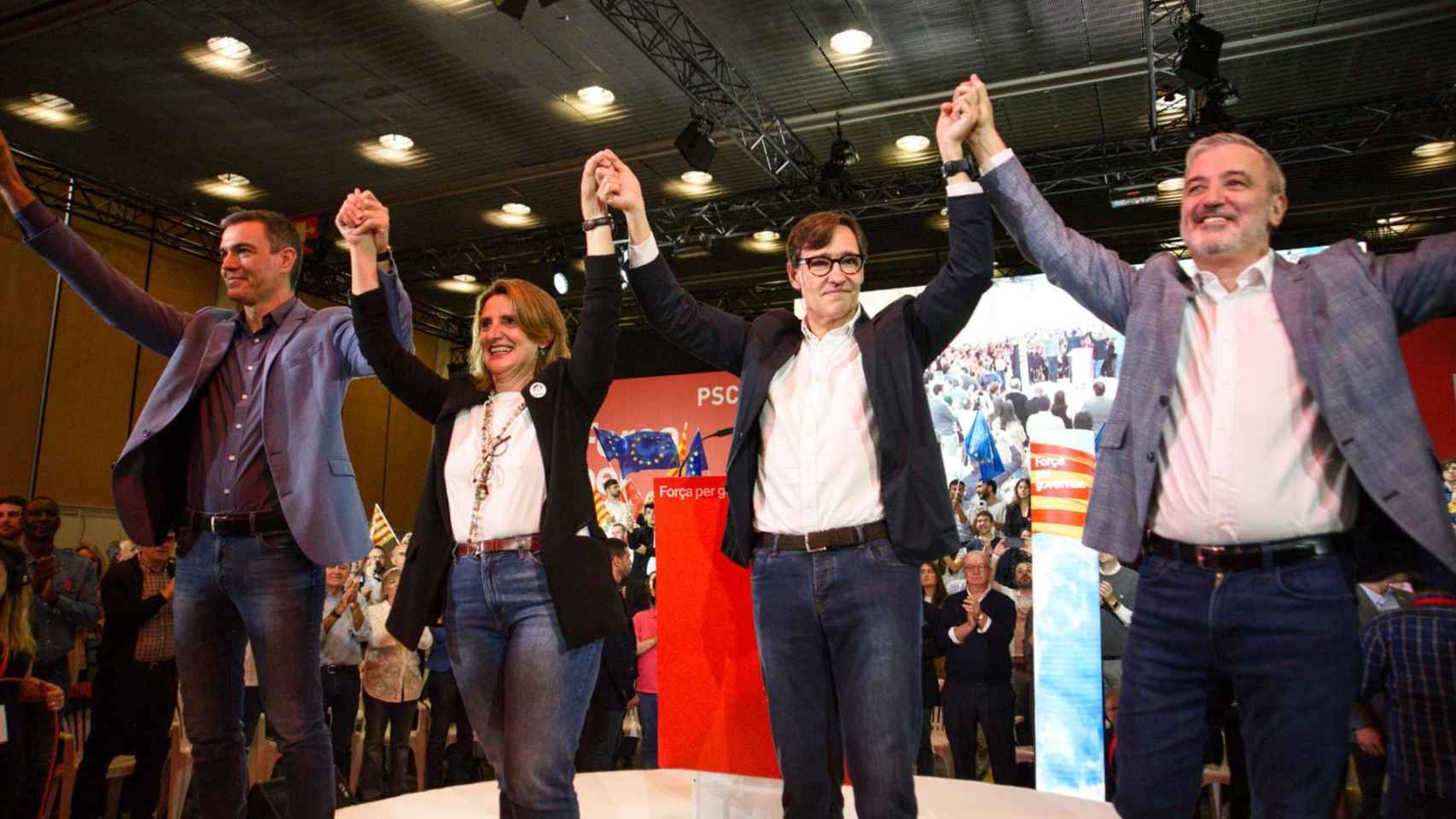 Pedro Sánchez y Teresa Ribera (PSOE), junto a Salvador Illa y Jaume Collboni (PSC) en un acto en el Palacio de Congresos de Cataluña, en Barcelona, el 18 de mayo