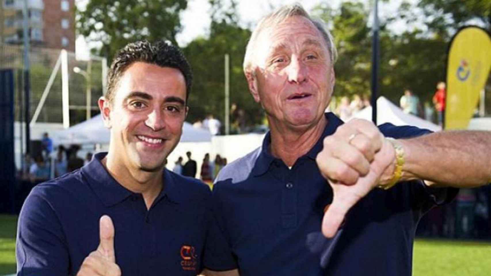 Xavi Hernández y Johan Cruyff