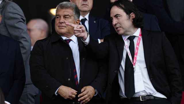 Joan Laporta en el palco de Montjuïc durante el Barça-Rayo