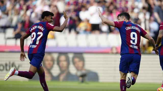 Lamine Yamal festeja con Lewandowski el gol anotado contra el Rayo Vallecano