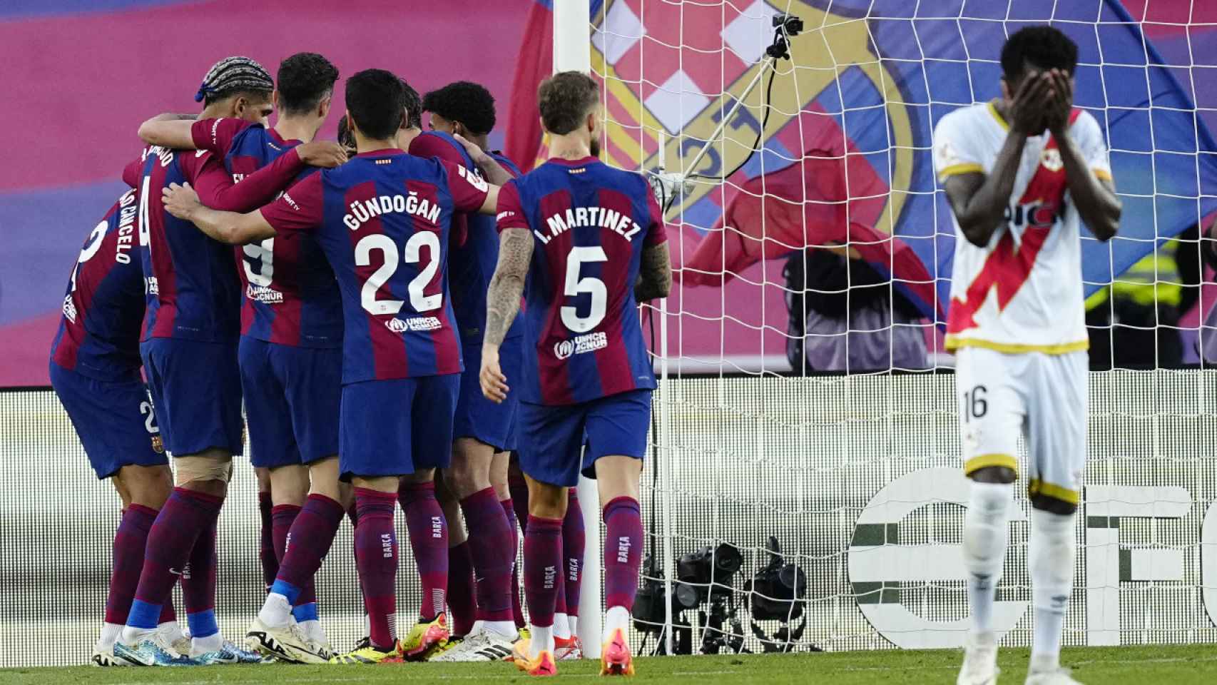 Los futbolistas del Barça festejan la victoria contra el Rayo Vallecano