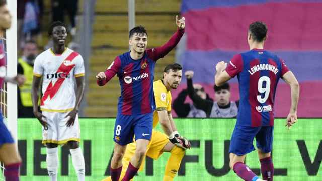 Pedri festeja su doblete anotado en la victoria del Barça contra el Rayo