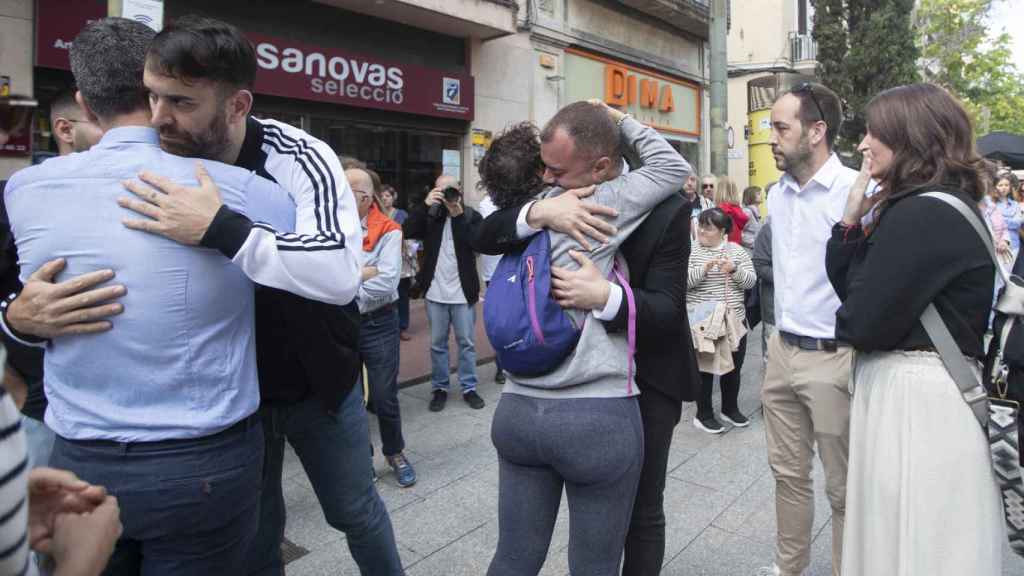 El alcalde de Terrassa, Jordi Ballart (c) da el pésame a un familiar de Elena, la vecina asesinada en Afganistán