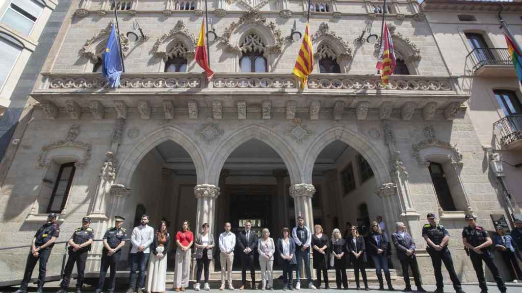 El alcalde de Terrassa, Jordi Ballart (c), durante el minuto de silencio convocado este domingo por el Ayuntamiento de Terrassa en recuerdo de la farmacéutica de esa población asesinada en Afganistán