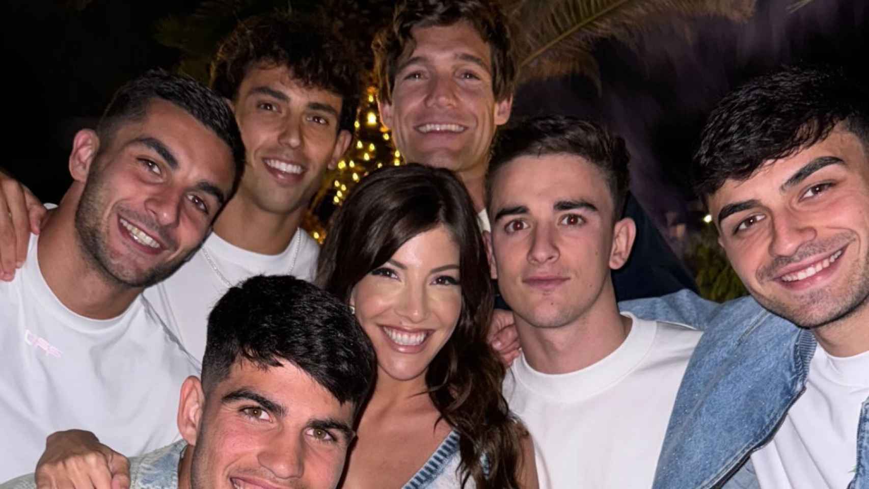 Cinco jugadores del Barça y Carlos Alcaraz, en el cumpleaños de 'Tita Nati'