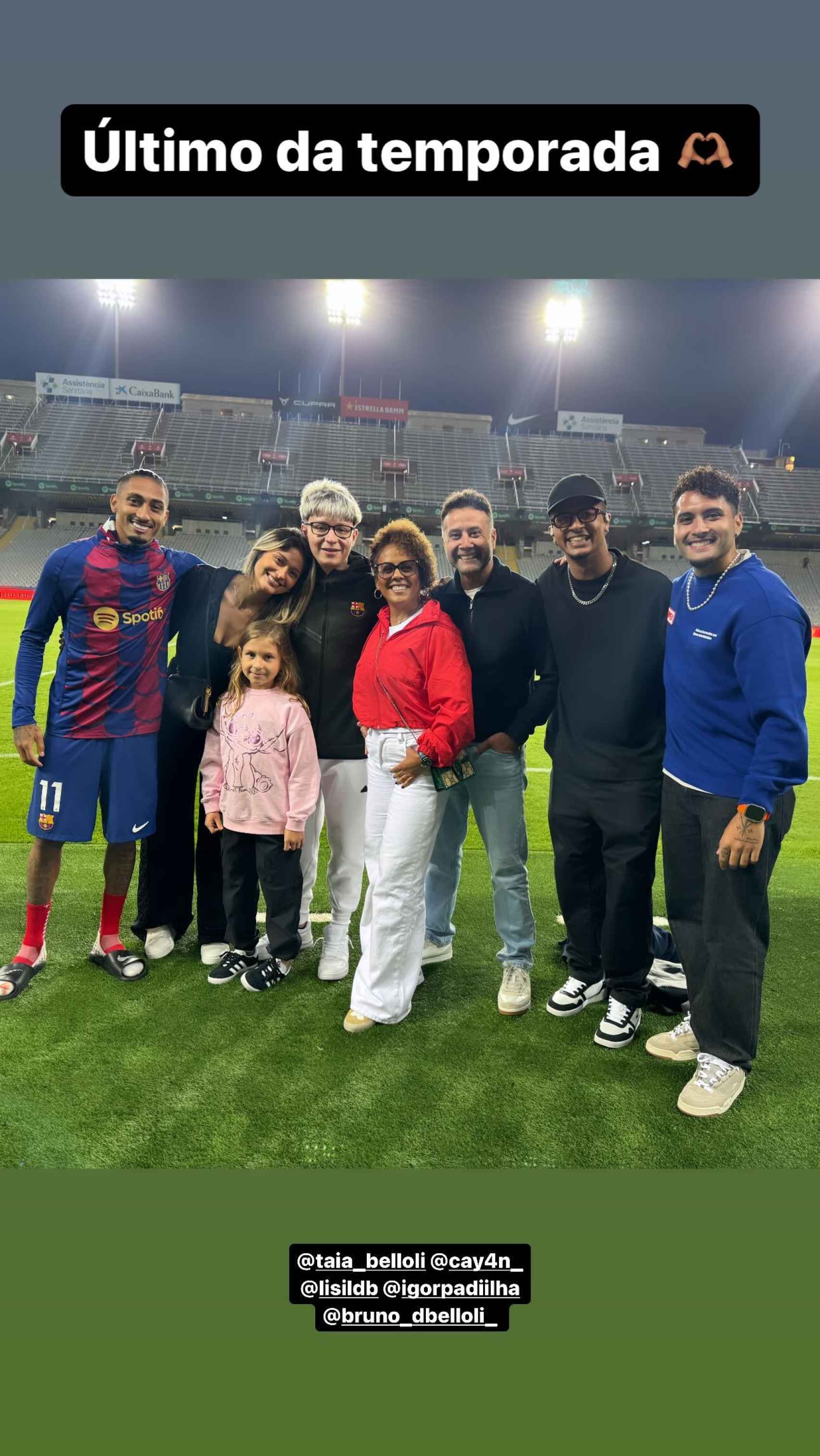 Raphinha posa con amigos y familiares en el último partido de la temporada en Montjuïc
