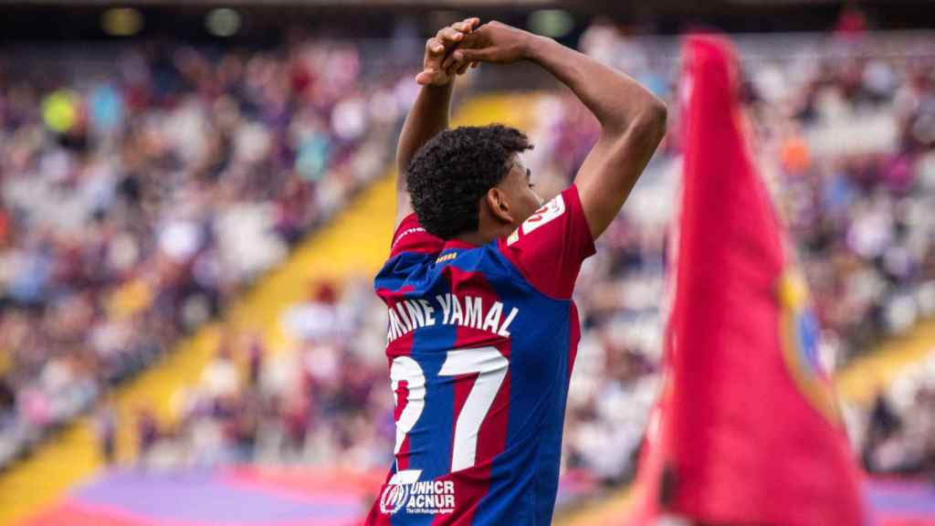 Lamine Yamal festeja con la afición del Barça una victoria en Montjuïc