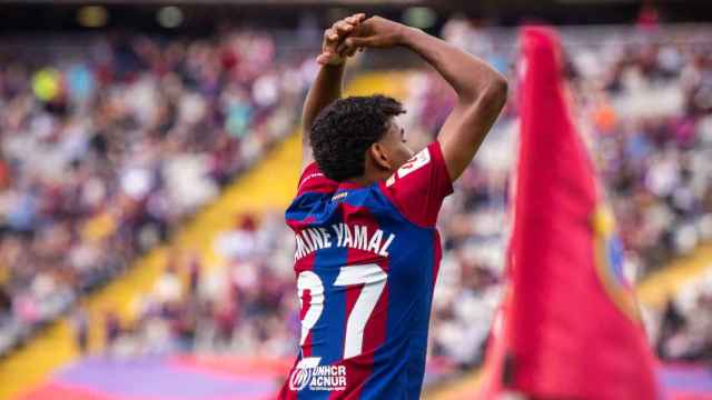 Lamine Yamal festeja con la afición del Barça una victoria en Montjuïc