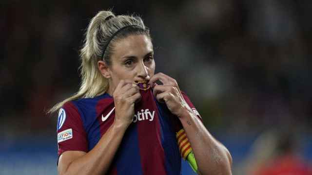 Alexia Putellas besando el escudo del Barça