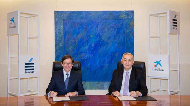 El presidente de Caixabank, José Ignacio Goirigolzarri, y el director general de la Fundación de los Bancos y Cajas de CECA (Funcas), Carlos Ocaña.
